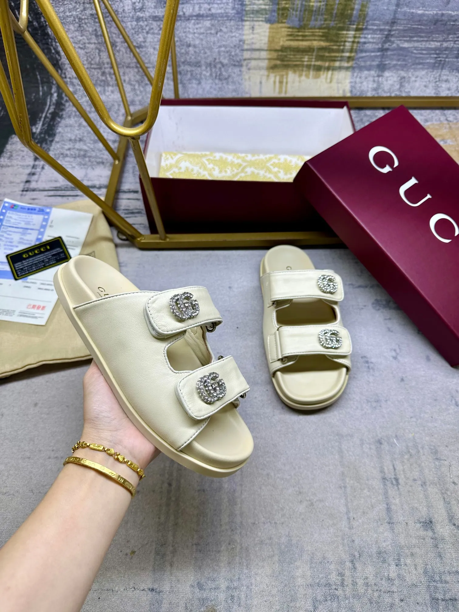 👟👟Ex-factory price 440👟👟Gucci’s latest popular slippers, double-strip Velcro straps are adjustable, and the cowhide fabric is embellished with double G diamond fasteners. Number of yards: 35-41 yards,